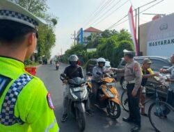 Polsek Waru Bagikan 150 Paket Makanan di Jumat Berkah