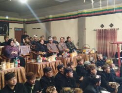 Pererat Keharmonisan Warga, Koramil Sukapura Hadiri Puncak Ritual Tari Sodoran Hari Raya Karo Suku Tengger di Bromo