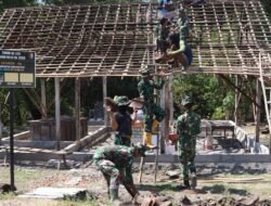 Semangat Gotong Royong Menyala di Kesongo: Satgas TMMD 129 dan Warga Bahu-Membahu Pasang Atap Rumah Mbah Kardo