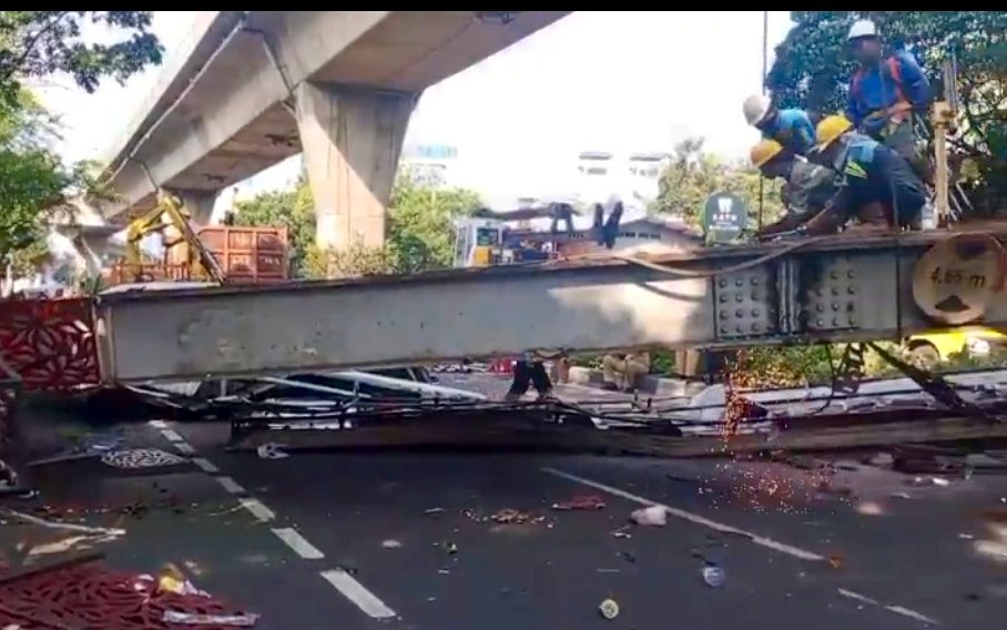 JPO Tendean Rampung Dibongkar, Arus Lalu Lintas Kembali Normal