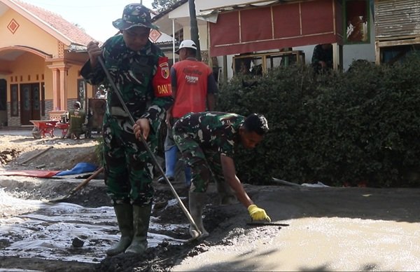 Tahap Finishing Rabat Jalan TMMD Dikebut, Satgas dan Warga Utamakan Kualitas