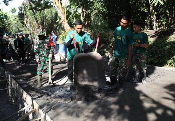 Pembangunan Rabat Beton TMMD ke-129 Dipercepat, Akses Warga Kian Lancar