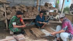 Lewat Komsos, Babinsa Tegalbangsri Beri Motivasi Pengrajin Tusuk Sate Terus Berkembang