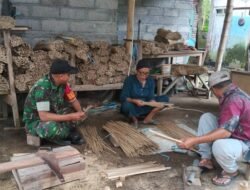 Lewat Komsos, Babinsa Tegalbangsri Beri Motivasi Pengrajin Tusuk Sate Terus Berkembang