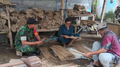 Lewat Komsos, Babinsa Tegalbangsri Beri Motivasi Pengrajin Tusuk Sate Terus Berkembang