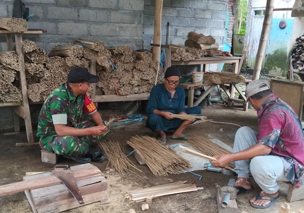 Lewat Komsos, Babinsa Tegalbangsri Beri Motivasi Pengrajin Tusuk Sate Terus Berkembang
