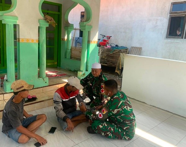 Layanan Kesehatan Keliling TMMD Ke-129 Jaga Kesehatan Warga dan Satgas, Dukung Kelancaran Pembangunan Desa