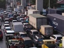 Aktivitas Bongkar Muat Truk Picu Kemacetan Parah di Jalan Cakung-Cilincing