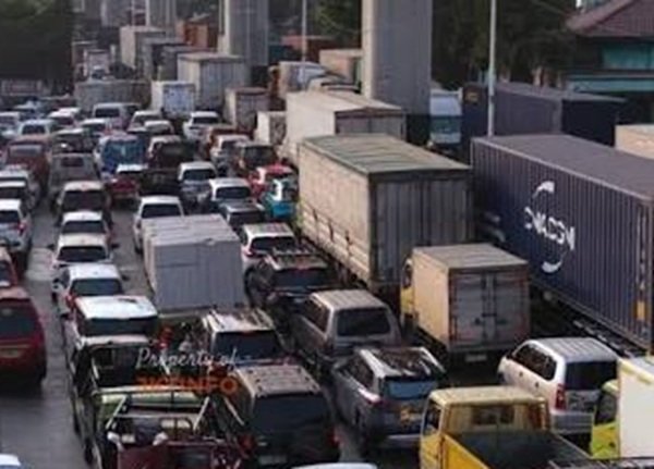 Aktivitas Bongkar Muat Truk Picu Kemacetan Parah di Jalan Cakung-Cilincing
