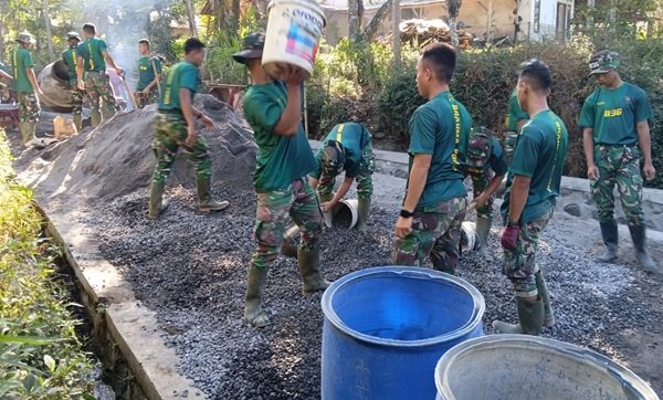 Pasokan Material Rabat Jalan Dipastikan, Satgas TMMD ke-129 Percepat Pembangunan Desa