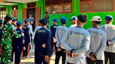 Satgas TMMD 129 Bojonegoro Tanamkan Disiplin dan Cinta Tanah Air lewat Pelatihan PBB bagi Siswa
