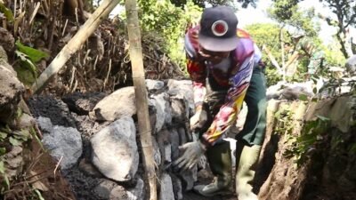 Antusiasme Warga Menguatkan TMMD ke-129, Pembangunan Drainase Kian Cepat