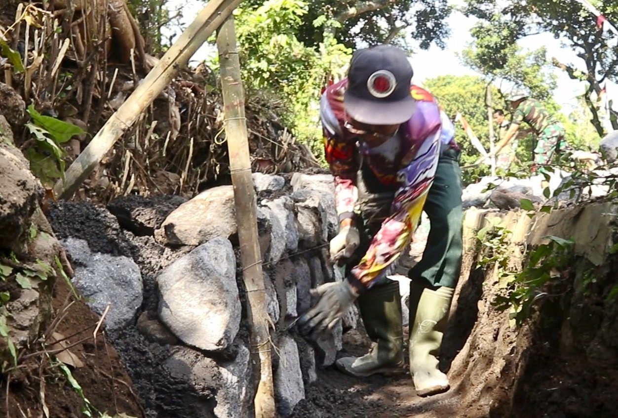 Antusiasme Warga Menguatkan TMMD ke-129, Pembangunan Drainase Kian Cepat