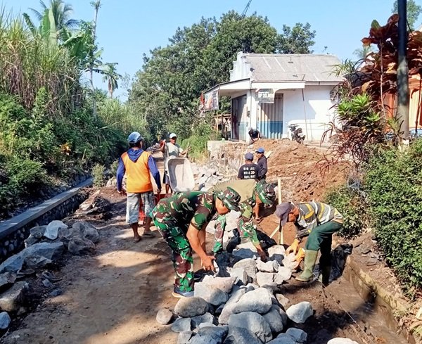 Pasokan Material TMMD Terus Berdatangan, Percepat Pembangunan Jalan dan Drainase di Lumajang