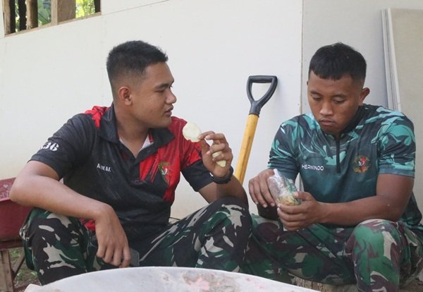 Di Balik Pembangunan Rumah Warga, Momen Sederhana Satgas TMMD Cerminkan Semangat Pengabdian Tanpa Lelah