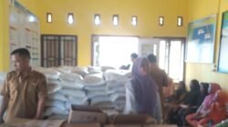 Pemdes Pagar Gading Salurkan Bantuan Beras dan Minyak Goreng kepada 283 KPM