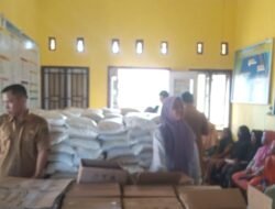 Pemdes Pagar Gading Salurkan Bantuan Beras dan Minyak Goreng kepada 283 KPM