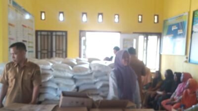 Pemdes Pagar Gading Salurkan Bantuan Beras dan Minyak Goreng kepada 283 KPM