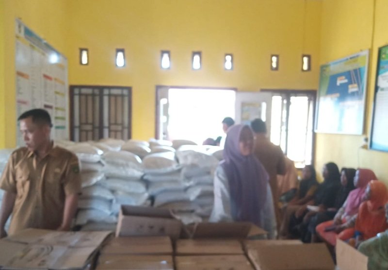 Pemdes Pagar Gading Salurkan Bantuan Beras dan Minyak Goreng kepada 283 KPM
