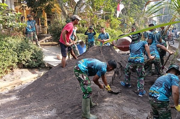 Warga dan Satgas TMMD Lanjutkan Pengecoran Jalan, Semangat Gotong Royong Kian Menguat