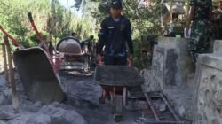 Pengecoran Rabat Jalan TMMD Dipercepat, Sinergi Satgas dan Warga Percepat Pembangunan