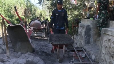 Pengecoran Rabat Jalan TMMD Dipercepat, Sinergi Satgas dan Warga Percepat Pembangunan