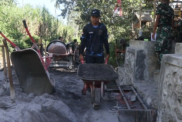 Pengecoran Rabat Jalan TMMD Dipercepat, Sinergi Satgas dan Warga Percepat Pembangunan