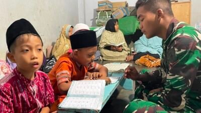 Satgas TMMD Jadi Imam Salat dan Mengajar Mengaji Anak Desa