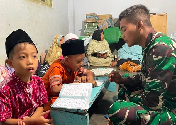Satgas TMMD Jadi Imam Salat dan Mengajar Mengaji Anak Desa
