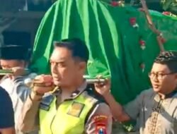 Bhabinkamtibmas Polsek Krian Takziah dan Antar Jenazah Warga