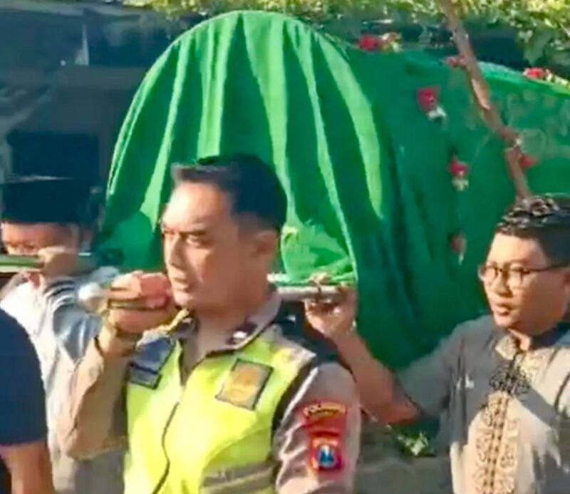 Bhabinkamtibmas Polsek Krian Takziah dan Antar Jenazah Warga