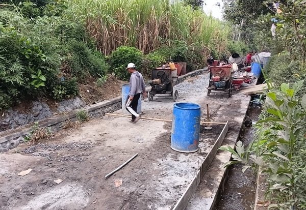 Semangat Gotong Royong Warga Percepat Pembangunan Rabat Beton TMMD