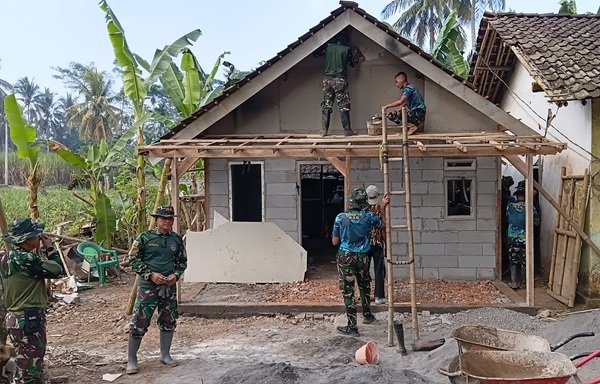 Setapak demi Setapak, Sertu Sugianto Wujudkan Rumah Layak Huni untuk Bu Eti