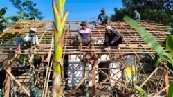 Pemasangan Reng RTLH Ibu Ety Percepat Terwujudnya Hunian Layak