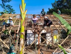 Pemasangan Reng RTLH Ibu Ety Percepat Terwujudnya Hunian Layak