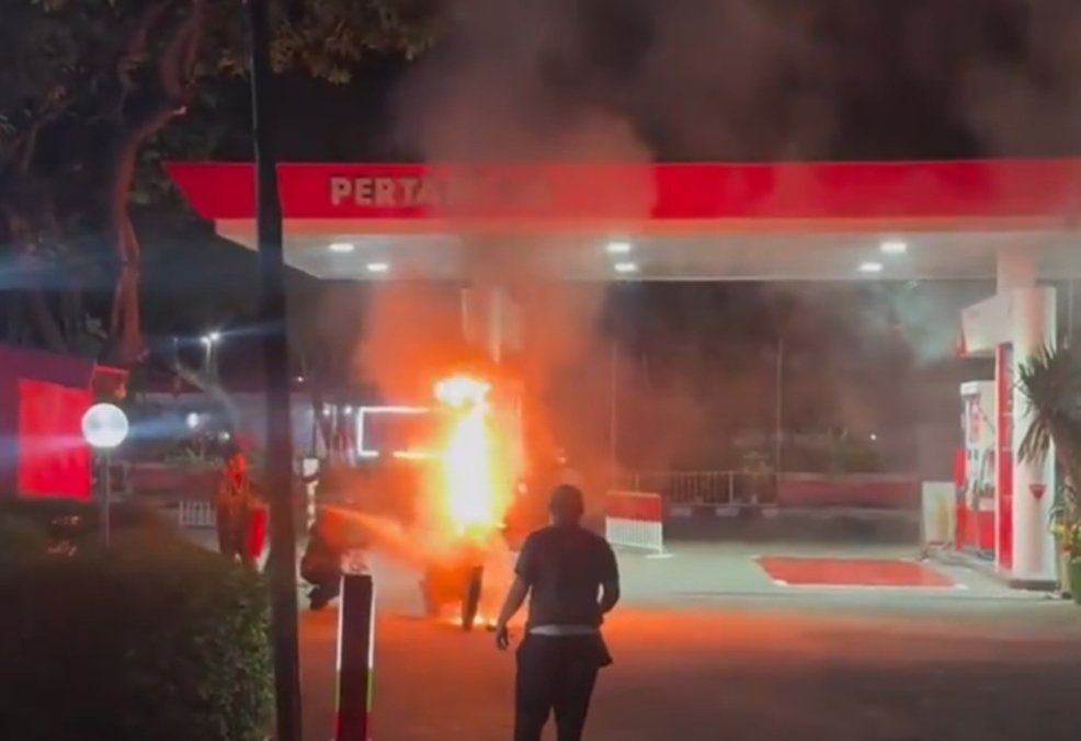 Motor Custom Terbakar Saat Isi BBM di SPBU Condet, Diduga Akibat Korsleting