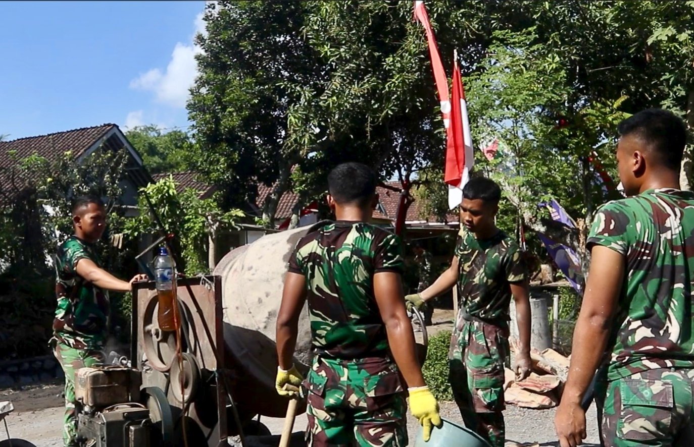 Pembangunan Irigasi TMMD ke-129 Berlanjut, Satgas Maksimalkan Kualitas Adonan Beton