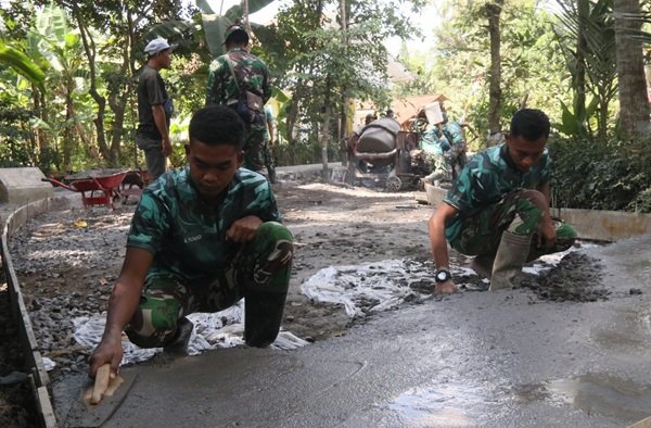 Satgas TMMD Ke-129 Kebut Finishing Rabat Jalan demi Infrastruktur Berkualitas