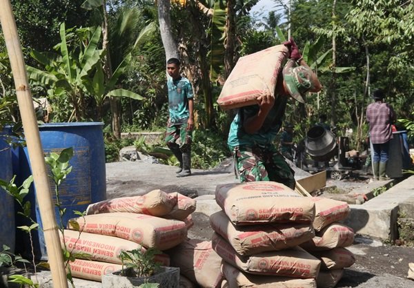 Satgas TMMD Ke-129 Percepat Pembangunan Rabat Jalan dengan Optimalkan Pasokan Material