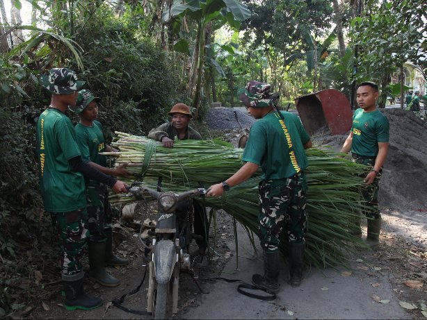 Satgas TMMD Bantu Warga Angkut Pakan Ternak di Lumajang