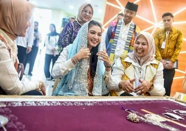 Selvi Ananda Tinjau UMKM dan Serahkan Bantuan Pendidikan di Pulau Penyengat