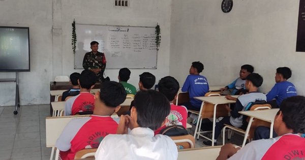Serma Ferry Isi MPLS di SMK Salafiah Wrati