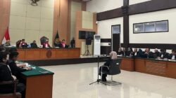 Dokter Tifa Bacakan Eksepsi Lewat Kuasa Hukum, Minta Pengadilan Uji Keabsahan Ijazah Jokowi