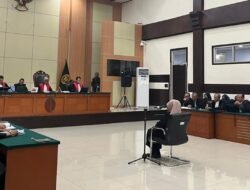 Dokter Tifa Bacakan Eksepsi Lewat Kuasa Hukum, Minta Pengadilan Uji Keabsahan Ijazah Jokowi