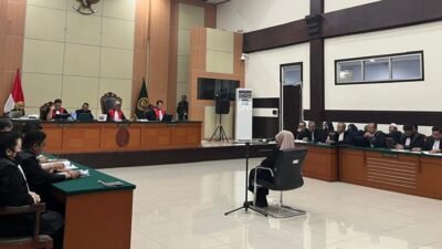 Dokter Tifa Bacakan Eksepsi Lewat Kuasa Hukum, Minta Pengadilan Uji Keabsahan Ijazah Jokowi
