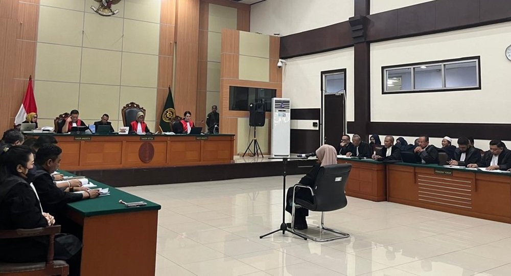 Dokter Tifa Bacakan Eksepsi Lewat Kuasa Hukum, Minta Pengadilan Uji Keabsahan Ijazah Jokowi