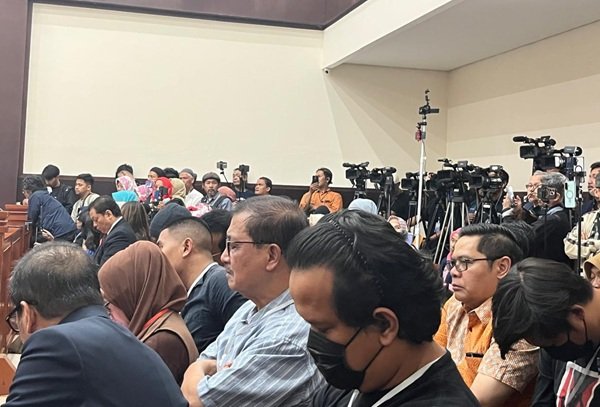 Dokter Tifa Bacakan Eksepsi Lewat Kuasa Hukum, Minta Pengadilan Uji Keabsahan Ijazah Jokowi