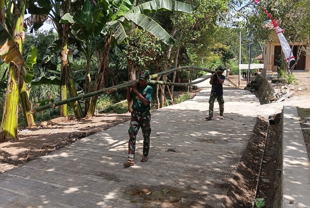 Sinergitas Satgas TMMD dan Warga Percepat Persiapan Pengecoran