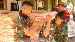 Perkuat Semangat Gotong Royong, Kapten Czi Joko Susilo Turun Langsung Angkut Semen