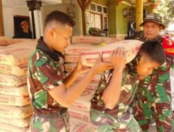 Perkuat Semangat Gotong Royong, Kapten Czi Joko Susilo Turun Langsung Angkut Semen